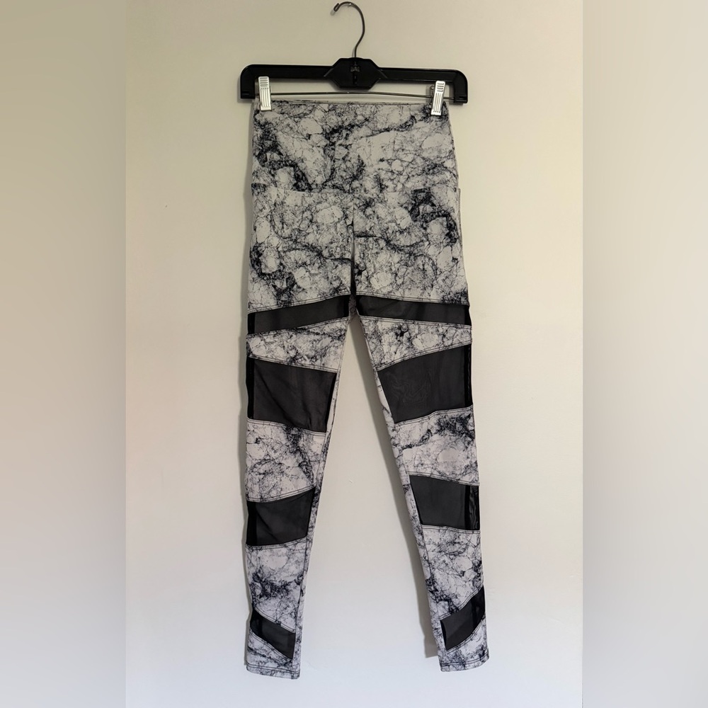 Onzie Marble Print Leggings with Black Mesh Panels